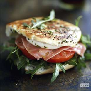 Panini Jambon Cru, Mozzarella, Tomate, Roquette et Tapenade