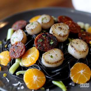 Pâtes à l'Encre de Seiche, Saint-Jacques et Chorizo à la Mandarine