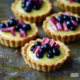Tartelettes Crème Diplomate, Rhubarbe et Myrtilles