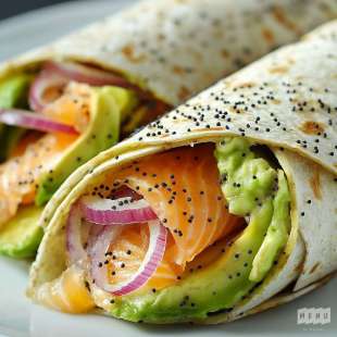 Wrap au Saumon Fumé, Avocat et Oignons Rouges