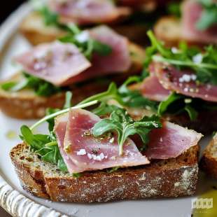 Recette Apéritif : Crostini de Pain d'Épices au Jambon Cru et Roquette