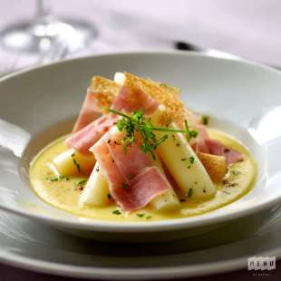 Asperges Blanches en Velouté, Chips de Jambon