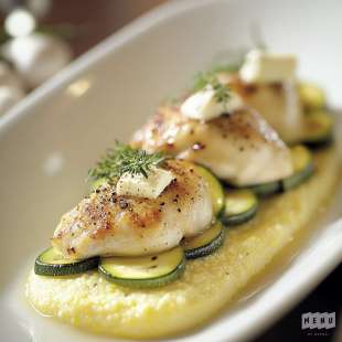 Suprême de Pintade, Polenta Crémeuse au Parmesan, Poêlée de Courgettes, Jus Réduit au Thym
