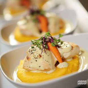 Suprême de Volaille Jaune, Purée de Patate Douce, Carottes Rôties, Sauce Citronnelle