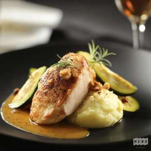 Suprême de Pintade Rôtie, Écrasé de Pommes de Terre à l’Huile de Noisette, Poêlée de Courgettes et Jus Réduit