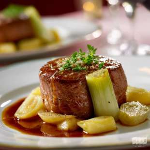 Filet de Veau, Poireau Rôti et Réduction au Vin Blanc