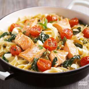 One Pot Pasta Saumon, Épinards et Tomates Cerises