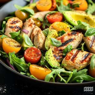 Salade d'Été au Poulet Grillé et Avocat