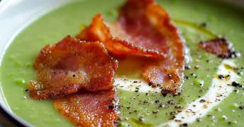 Soupe de Petits Pois au Mascarpone et au Bacon Craquant