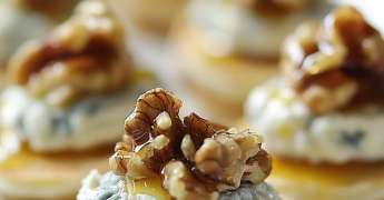 Mini Blinis au Fromage Bleu et Noix