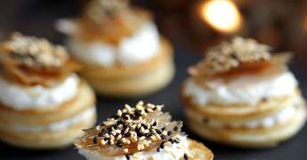Mini Blinis à l’Anguille Fumée et Sésame
