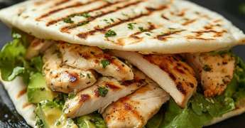 Sandwich Pain Polaire au Poulet Grillé et Avocat