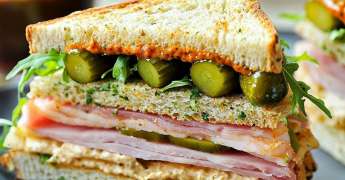 Club Sandwich au Jambon Cru, Cornichons et Sauce Chipotle