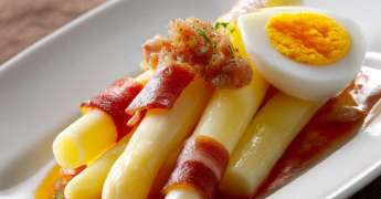 Asperges Blanches, Vinaigrette Tiède au Lard et Oeuf Dur