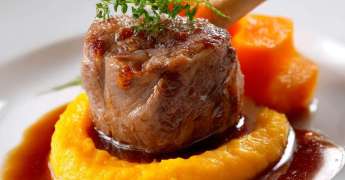 Veau Confit au Jarret, Purée de Carotte et Jus Réduit