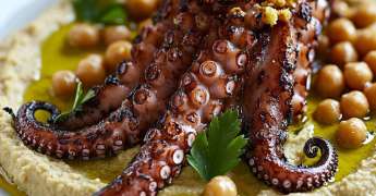 Poulpe Grillé sur Houmous et Pois Chiches Croquants